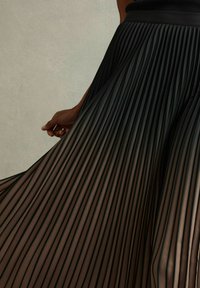 Reiss Maxisukňa - black taupe