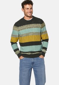 Strickpullover mit Rundhalsausschnitt, der grüne, gelbe und blaue diagonale Streifen, strukturierte Muster sowie gerippte Bündchen und Saum aufweist.