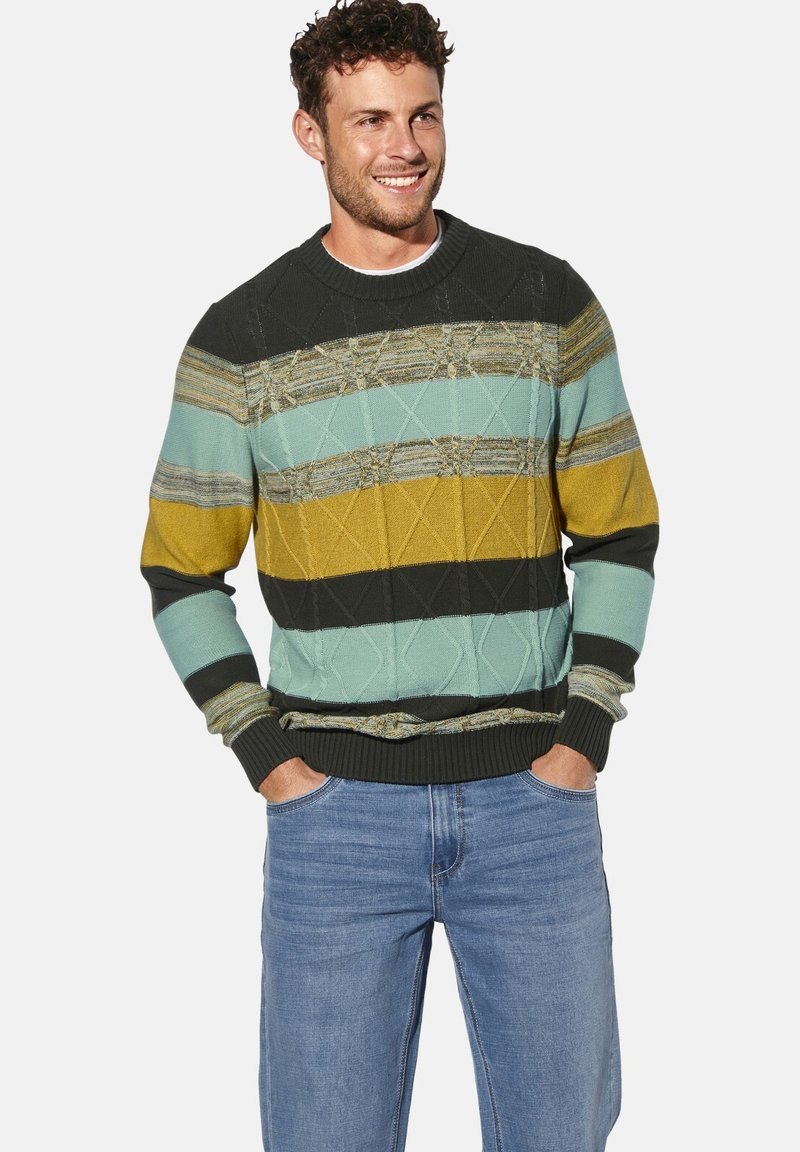 Strickpullover mit Rundhalsausschnitt, der grüne, gelbe und blaue diagonale Streifen, strukturierte Muster sowie gerippte Bündchen und Saum aufweist.