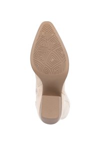 Beżowe zamszowe botki za kostkę z ostrym noskiem i teksturowaną gumową podeszwą, z geometrycznym wzorem dla lepszej przyczepności.