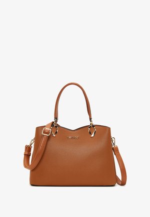 Tan leren handtas met dubbele handgrepen bovenaan, afneembare schouderriem, gebogen ontwerp bovenaan en accenten van goudkleurig beslag.