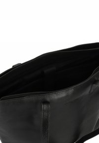 Borsa a tracolla nera in pelle con chiusura a zip, interno spazioso e due spallacci esterni. Finitura texturizzata e dettagli di design semplici.