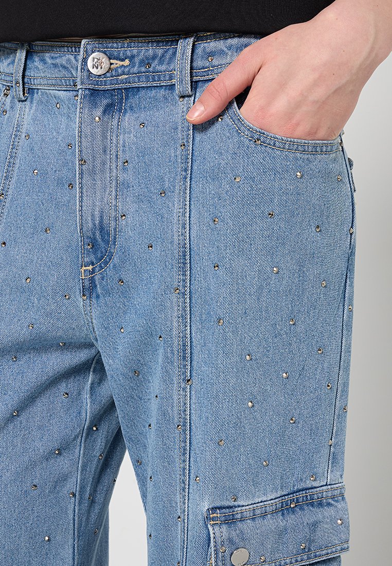 Hellblaue Jeans-Cargo-Hosen mit silbernen Nieten, fünf Taschen und einem umgeschlagenen Saum. Verfügt über einen Metallknopf und einen Reißverschluss.