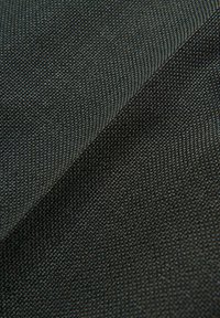 Strukturiertes schwarzes Gewebe mit dichter Webart, das subtile Farbvariationen und eine weiche, langlebige Oberfläche aufweist, die für verschiedene Anwendungen geeignet ist.