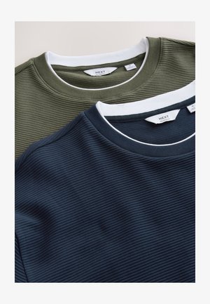 Zwei gestreifte T-Shirts mit Rundhalsausschnitt in Dunkelgrün und Marineblau. Jedes hat einen weißen Kragen und eine gerippte Textur. Etiketten sind auf der Innenseite sichtbar.