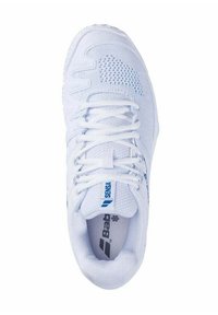 Scarpa sportiva azzurro chiaro con tomaia in mesh, dettagli testurizzati e lacci bianchi piatti. Presenta una linguetta e un interno imbottiti per il massimo comfort.