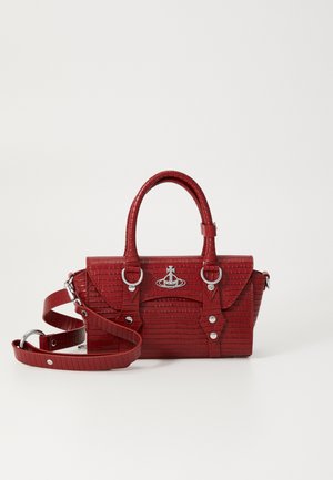 Sac à main en simili cuir rouge avec une texture crocodile, quincaillerie argentée, poignées doubles et bandoulière amovible. Il présente un rabat et des accents audacieux.
