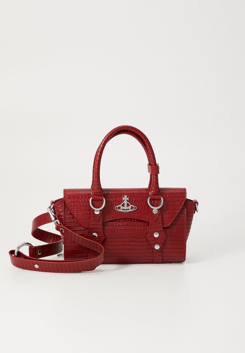 Borsa a tracolla in eco-pelle rossa con texture coccodrillo, hardware argentato, manici doppi e tracolla removibile. Presenta una patta e dettagli audaci.