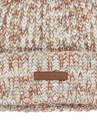 Strickmütze mit einer mehrfarbigen Textur in Creme, Rost und Hellgrün, versehen mit einem braunen Lederpatch, das das Quiksilver-Logo zeigt.