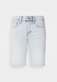 Shorts en denim bleu clair, taille haute avec une coupe ajustée, comportant cinq poches et des coutures contrastées. Ourlet brut avec une texture décolorée.