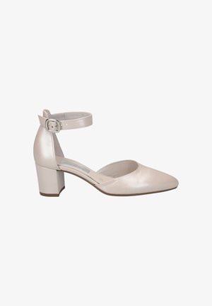 Chaussure pour femme en cuir beige avec un bout pointu, un talon bloc et une sangle de cheville ajustable avec une boucle en argent, sur fond blanc.