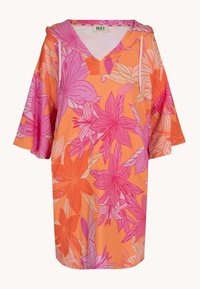 Vestido con capucha que presenta un fondo naranja con grandes patrones florales en rosa y blanco, fabricado en un tejido suave con mangas de corte holgado.