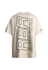 Camiseta de algodón color crema con texto negro en negrita: "RBR AUTÉNTICO EQUIPO DE CARRERA DISEÑADO PARA LA VELOCIDAD" en la parte de atrás. Manga corta, corte relajado.