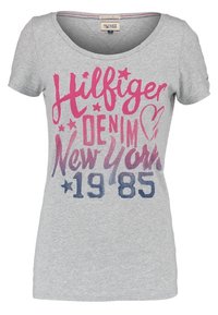 Jasnoszary t-shirt z krótkim rękawem z różowymi i fioletowymi napisami "Hilfiger Denim New York 1985" oraz grafikami gwiazdy i serca na przodzie.