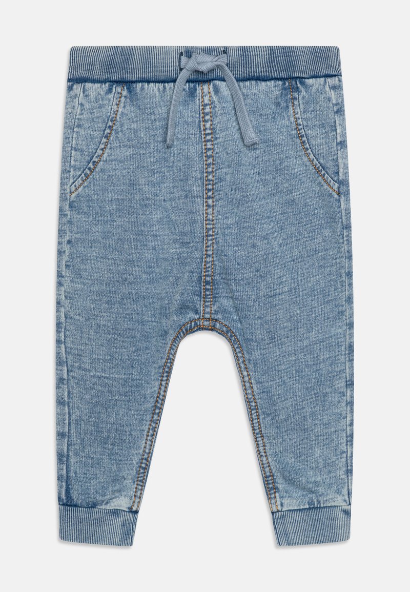 Pantalons jogger en denim bleu clair avec une taille élastique, un cordon de serrage, des poches latérales et des poignets côtelés. Comprend des détails de surpiqûres sur l'ensemble.