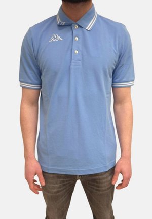 Uomo che indossa una polo azzurro chiaro con colletto e maniche a righe bianche, e un piccolo logo bianco sul petto sinistro.