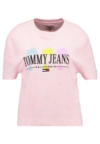 Camiseta de manga corta rosa con cuello redondo y el texto "TOMMY JEANS CALIFORNIA." Presenta gráficos de palmeras en azul, amarillo y rosa.