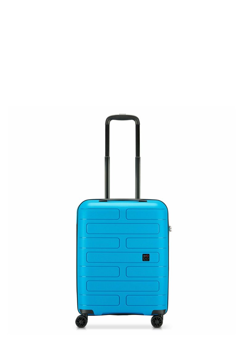 Maleta azul de concha dura con rayas texturizadas, detalles en negro, asa retráctil y cuatro ruedas para mayor movilidad.