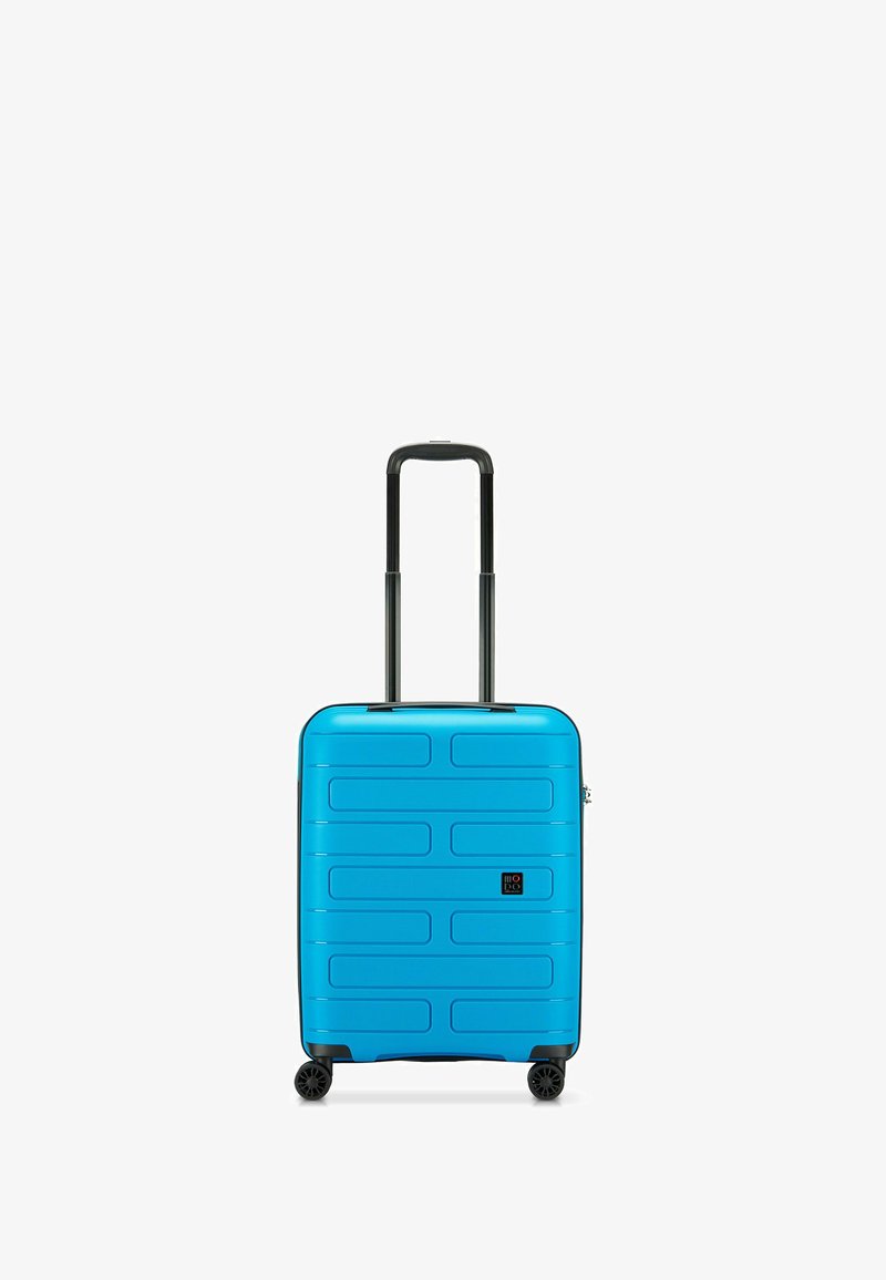 Blauwe harde koffer met gestructureerde strepen, zwarte accenten, uitschuifbare handgreep en vier wielen voor mobiliteit.