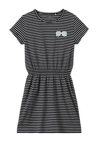 Svart och vit randig kortärmad klänning med rund halsringning, samlad midja och ett broderat "COOL" märke på bröstet.