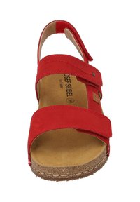 Czerwone sandały z dwiema regulowanymi klamrami, korkową wkładką i beżową podeszwą. Posiadają teksturowaną podeszwę zewnętrzną dla lepszej przyczepności.