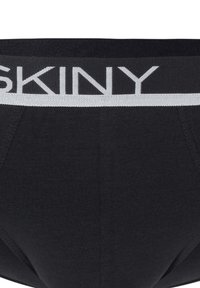 Slip in cotone nero con una fascia testurizzata che presenta il nome del marchio "SKINY" in lettere bianche. Design minimale, fianchi senza cuciture.