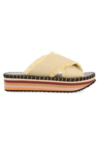 Sandales à plateforme avec des sangles en tissu beige aux bords effilochés. Semelle rayée multicolore dans des teintes de rose, orange et bordeaux.