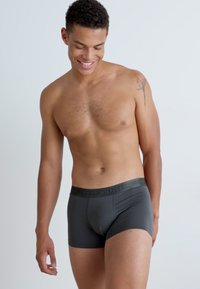 Tommy Hilfiger TRUNK 3 PACK - Calzoncillos - desert sky/dark ash/des sky