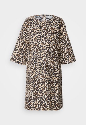 Leopardenmuster Kleid mit kurzen Ärmeln, rundem Halsausschnitt und zwei vorderen Taschen. Hergestellt aus strukturiertem Stoff in Schattierungen von Beige, Braun und Schwarz.