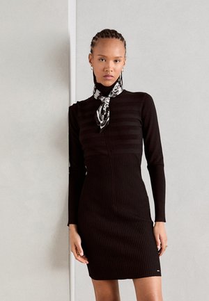 Morgan RMENTO - Robe pull - noir