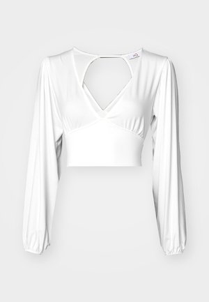 Tricou alb cu mânecă lungă, tip crop, cu decolteu adânc în V și detaliu tăiat pe spate, având țesătură strânsă la mânici pentru un aspect texturat.