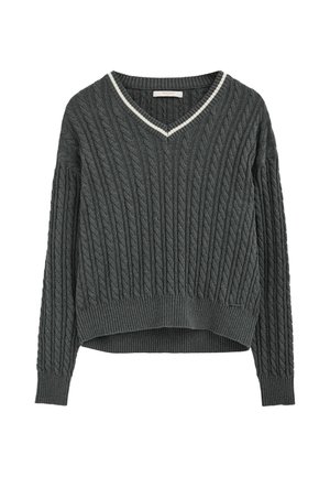 Jersey de punto trenzado gris oscuro con cuello en V y detalle de raya blanca en el cuello, mangas largas y puños y bajo acanalados.