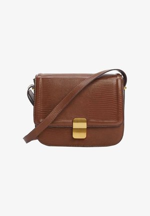 Brun textured læder crossbody taske med flad design, guldtonet metalspænde og en lang justerbar rem. Glat overflade med et subtilt mønster.