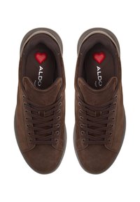 Baskets en daim marron avec bout rond, lacets marron, col rembourré et un détail en forme de cœur rouge sur la semelle intérieure. Logo texte sur la semelle intérieure.