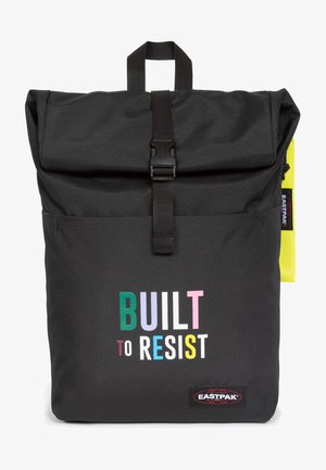 Zwarte rugzak met roll-top sluiting, met multikleurige tekst "BUILT TO RESIST" en Eastpak-logo op het voorvak.