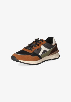 Zapatilla baja con ante marrón, malla negra, detalles en blanco y oliva, y cordones negros sobre una suela blanca texturizada.