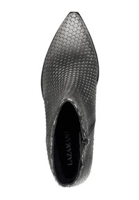 Damen Stiefelette mit spitz zulaufender Zehenpartie aus schwarzem, strukturiertem Schlangenledermuster und seitlichem Reißverschluss, innen mit "Lazamani"-Label.