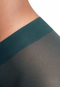 Undurchsichtiges, glattes Gewebe mit einem dunkelgrauen Abschnitt, der in einen einfarbigen dunkelgrünen Taillengummi übergeht. Verfügt über eine dezente gerippte Textur.