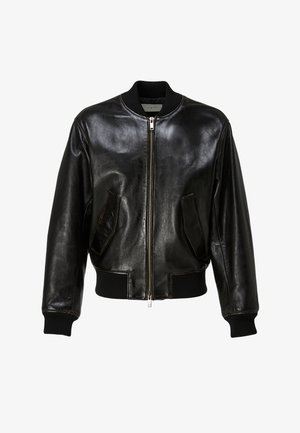 Czarna skórzana kurtka bombowiec z przednim zamkiem błyskawicznym, skośnymi przednimi kieszeniami, prążkowanym kołnierzem, mankietami i ściągaczem w pasie.
