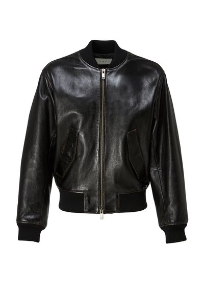 Fekete bőrből készült bomber dzseki elülső cipzárral, enyhén ferdén elhelyezett első zsebekkel, bordás gallérral, mandzsettákkal és derékpánttal.