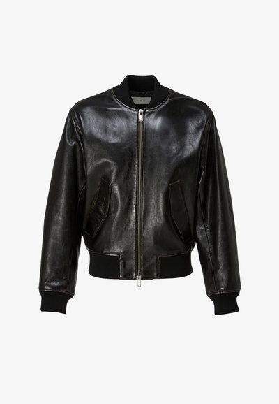 Fekete bőrből készült bomber dzseki elülső cipzárral, enyhén ferdén elhelyezett első zsebekkel, bordás gallérral, mandzsettákkal és derékpánttal.