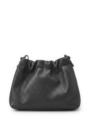 Borsa a tracolla in pelle nera testurizzata con parte superiore arricciata e chiusure metalliche su sfondo bianco semplice.