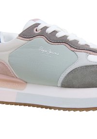 Flerfärgad sneaker med en kombination av släta och texturerade material. Färgerna inkluderar grå, rosa och mintgrön med vita accenter.