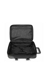 Černý kufr na kolečkách vyrobený z odolného materiálu, s prostorným interiérem, křížovými popruhy, zipovou kapsou a hladkými hranami.