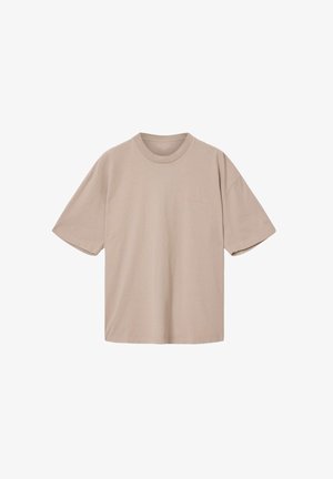 Beež lühikeste varrukatega t-särk, valmistatud pehmest puuvillast, millel on ümmargune kaelus ja rinna peal reljeefne logo. Sirge lõikega disain.