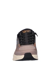 Sneaker Skechers con una toma superiore in rete grigia e nera, colletto imbottito, lacci neri, dettagli arancioni e suola ammortizzata.
