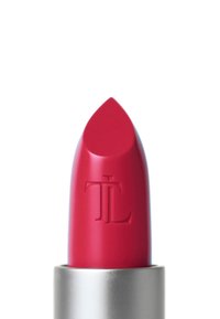 Roter Lippenstift mit spitzem Ende und geprägtem "TL"-Logo. Die Hülse ist metallic silber und passt gut zur lebendigen Farbe.