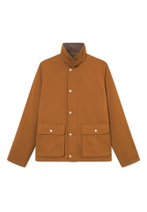 Giacca leggera marrone con colletto alto, bottoni a scatto e due grandi tasche frontali. Tessuto liscio e design su misura.