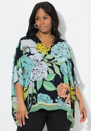 Poncho floral avec une base bleu marine et de grandes fleurs turquoise, jaunes et corail. Design en V avec des manches courtes et un ourlet à motifs.