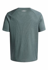 Camiseta deportiva de manga corta en verde oscuro, con una superficie texturizada, mangas raglán y un pequeño logo en la parte posterior del cuello.